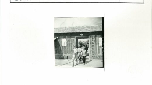 亚洲学校制服学生走出木屋建筑.jpg