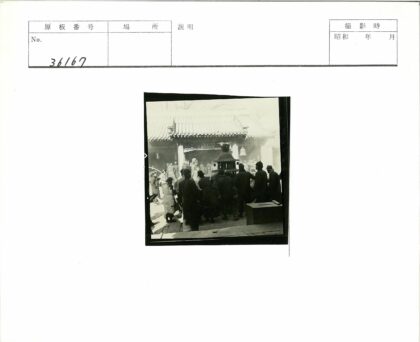 亚洲宝塔建筑前人群聚集.jpg