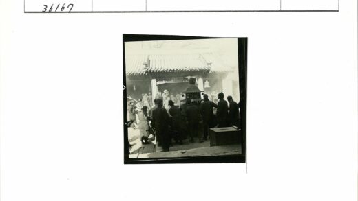 亚洲宝塔建筑前人群聚集.jpg