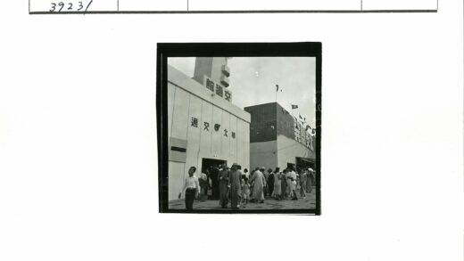亚洲建筑前的标志与人群.jpg