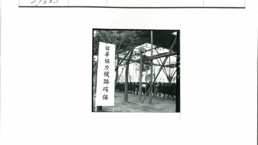 亚洲户外木梁建筑人群合影.jpg