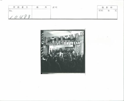 亚洲文化集会室内舞台与旗帜.jpg