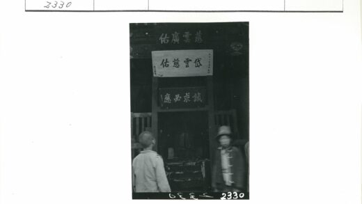 亚洲文字招牌店面门口两人合影.jpg
