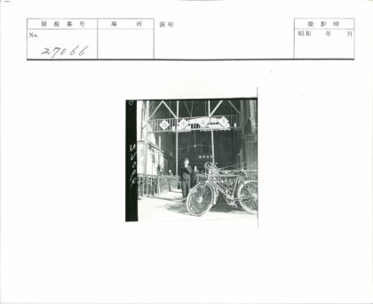 亚洲文字门前的自行车小巷.jpg