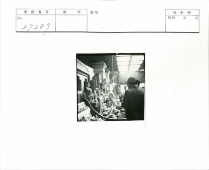 亚洲文物市场天窗下寻宝.jpg