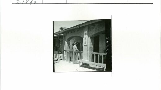 亚洲锥形帽与拱门建筑街景.jpg