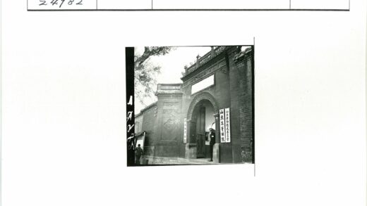 亚洲风格砖砌入口与装饰树.jpg