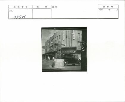 交通官员指挥交通与汽车自行车.jpg