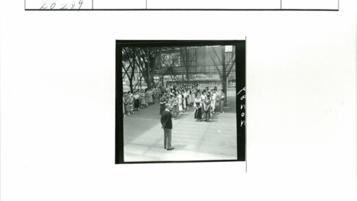 亭下男女合影树背景.jpg