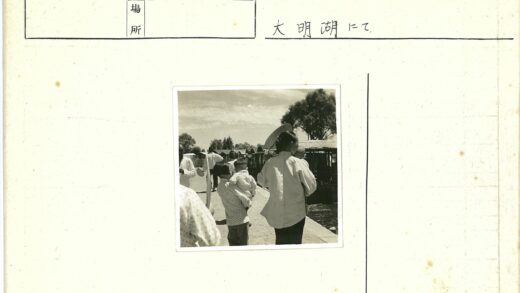 亲子户外散步多云树林背景.jpg