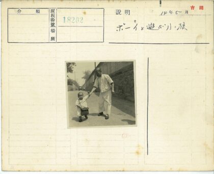 亲子携手高墙小径.jpg