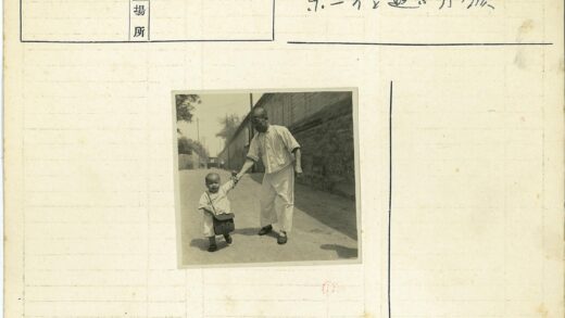 亲子携手高墙小径.jpg