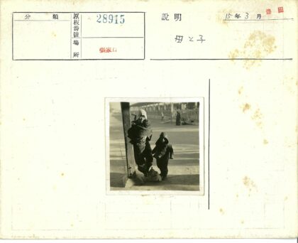 亲子时光与木桩旁的城市街景.jpg