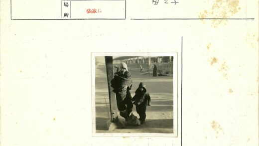 亲子时光与木桩旁的城市街景.jpg