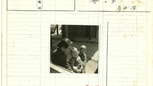 亲子时光街边温馨瞬间.jpg