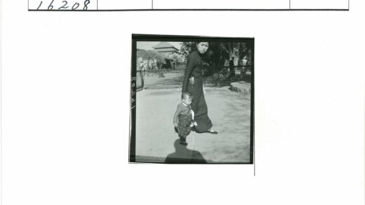 亲子漫步公园温馨瞬间.jpg