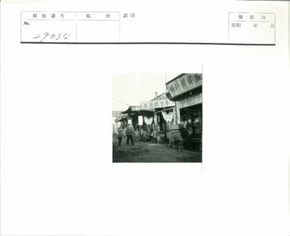 亲子牵手逛灯笼蝴蝶街景.jpg