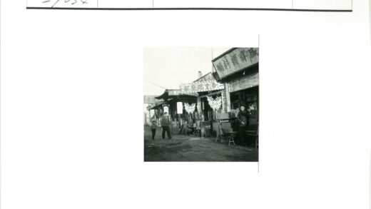 亲子牵手逛灯笼蝴蝶街景.jpg