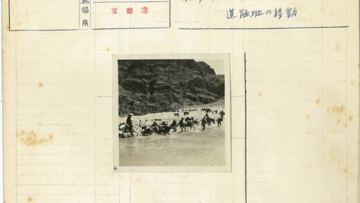 人与骡子渡河山景.jpg