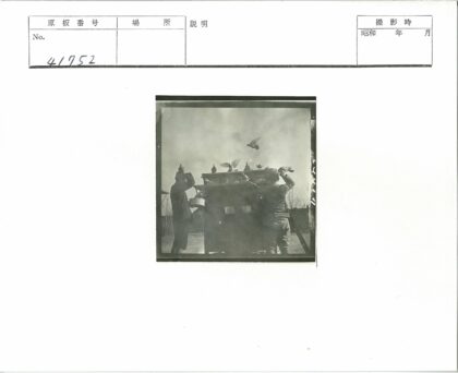 人与鸽子共处的建筑场景.jpg