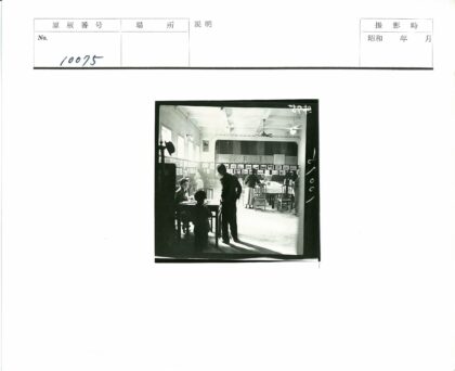 人们在照片展示厅交流活动.jpg