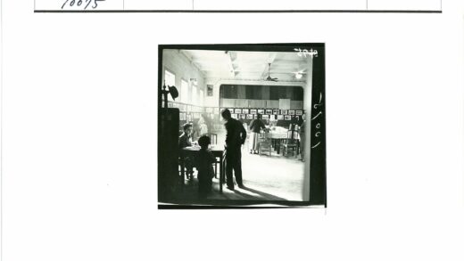 人们在照片展示厅交流活动.jpg