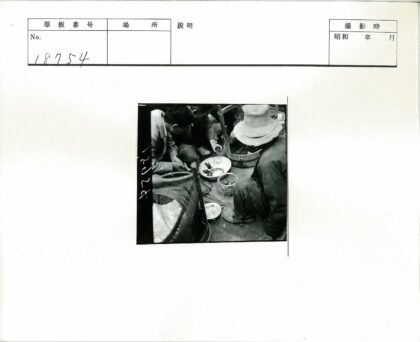 人们检查容器物品合影.jpg