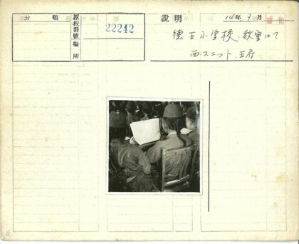 人们阅读文件的老照片.jpg