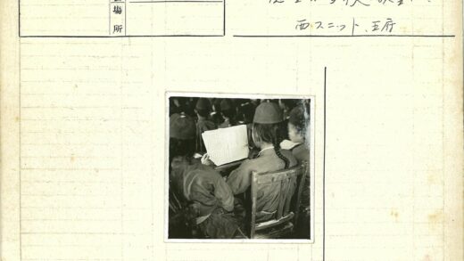 人们阅读文件的老照片.jpg