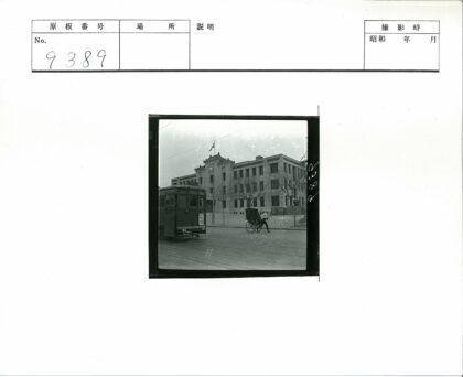 人力车与石砌建筑街景.jpg