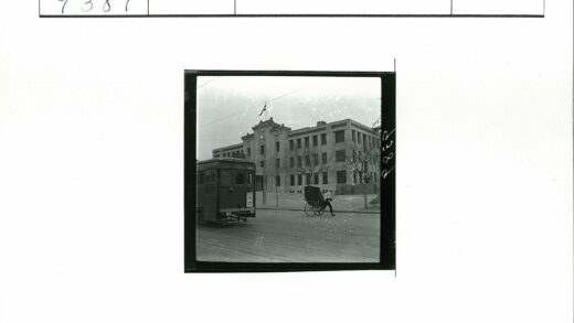 人力车与石砌建筑街景.jpg