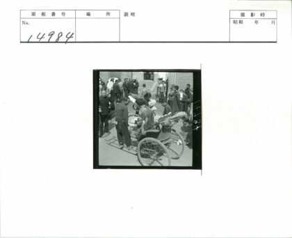 人力车与砖房前的市集人群.jpg