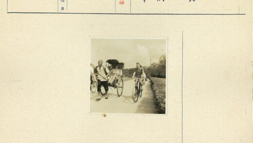 人力车与自行车共行的街道.jpg
