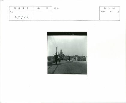 人力车与钟楼街景.jpg