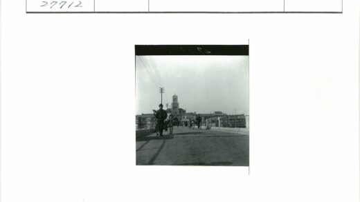 人力车与钟楼街景.jpg