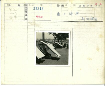 人力车停靠树荫下乘客乘凉.jpg