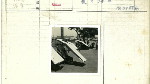 人力车停靠树荫下乘客乘凉.jpg