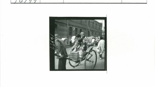 人力车夫与母子街头景象.jpg