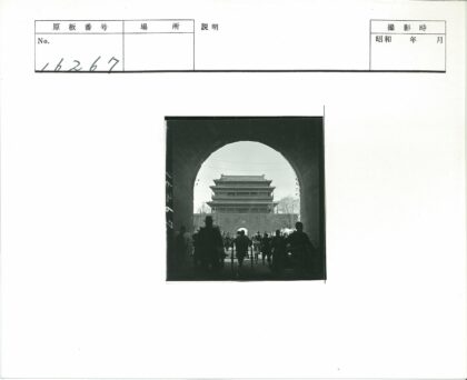人力车穿拱门历史街景.jpg