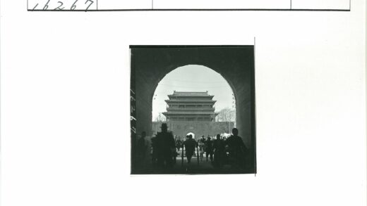 人力车穿拱门历史街景.jpg