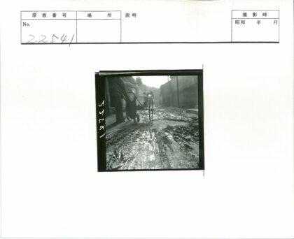 人力车穿行泥泞街道.jpg
