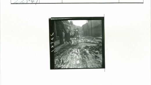 人力车穿行泥泞街道.jpg