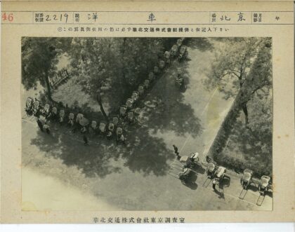 人力车队列与树影街景.jpg