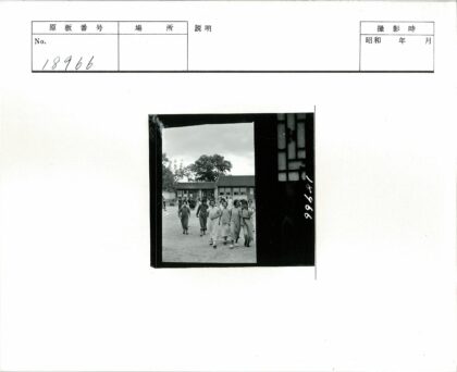 人物与瓦顶建筑阴天室外.jpg