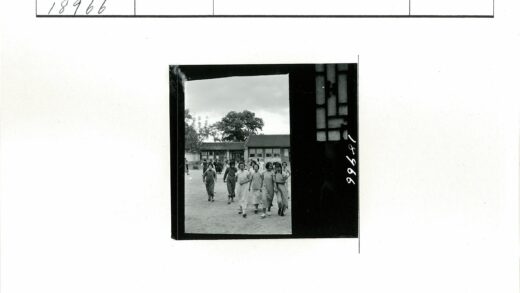 人物与瓦顶建筑阴天室外.jpg