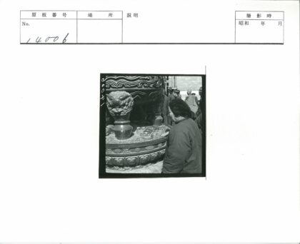 人物与雕刻金属艺术装置合影.jpg