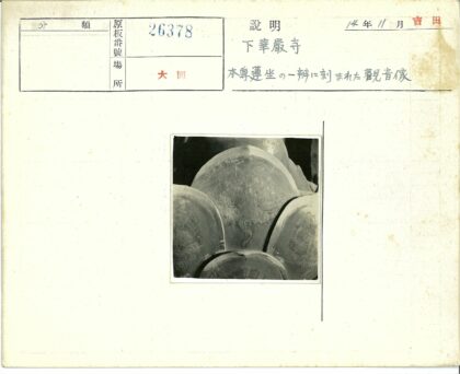 人物坐姿雕像精细雕刻特写.jpg