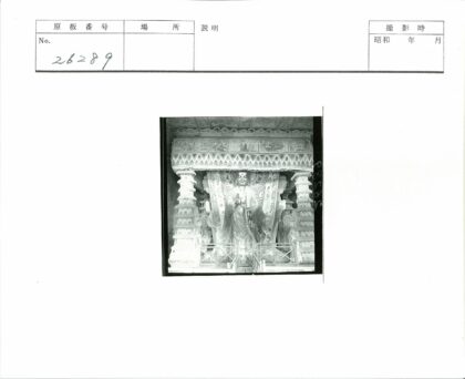 人物石雕与圆柱艺术.jpg