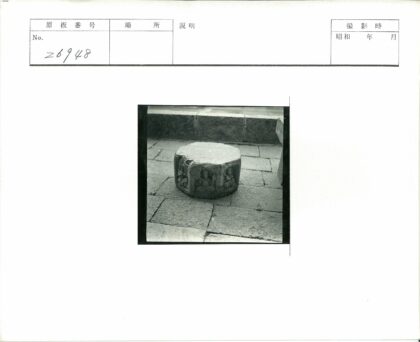 人物石雕与石瓦路面景观.jpg