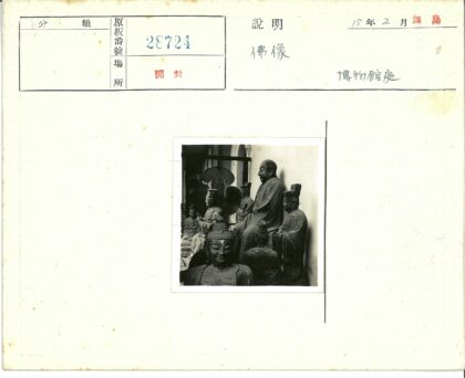 人物石雕群与拱门建筑细节.jpg